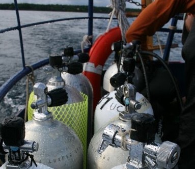 HHUC tanks on a dive boat